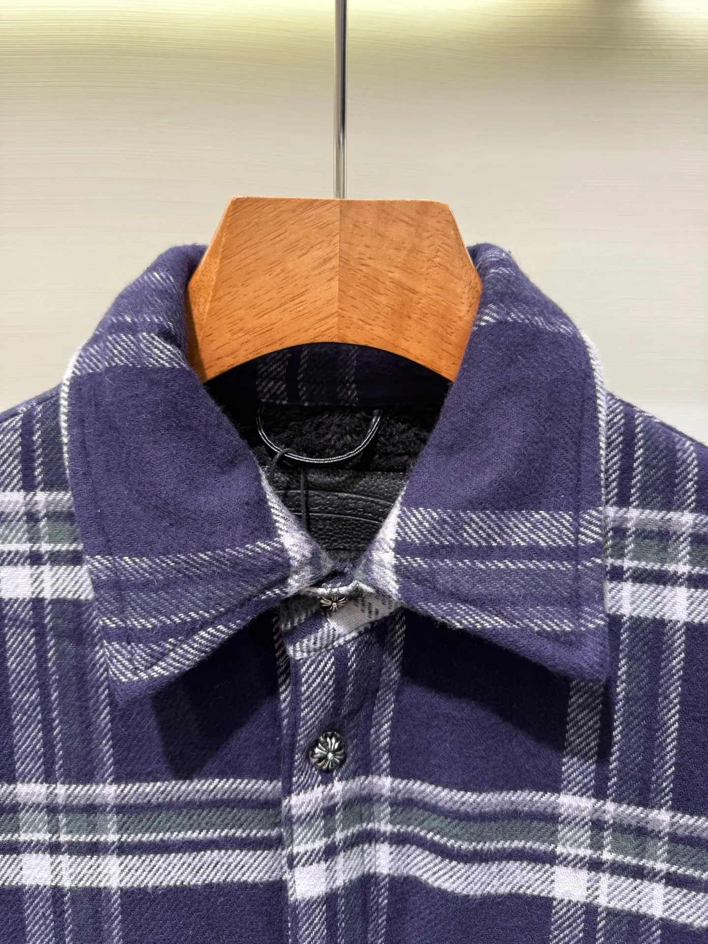 P680 Chrome Hearts Chrome Hearts Plaid Velvet Distressed Button Shirt Jacket Chrome Hearts Chrome Hearts FW25 plaid long-sleeved shirt combines the classic distressed cross logo buttons to show a unique brand style. It adopts a long-sleeved design, suitable for wearing in autumn and winter, showing a fashionable and casual style to increase the comfort and fashion of wearing.  Fabric: 100% cotton 100% polyester Craftsmanship: Customized distressed hardware, symmetrical plaid tailoring Size: S M L XL 3331517
